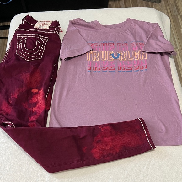 True Religion Purple Tee and Maroon Jeans Set - Picture 1 of 7